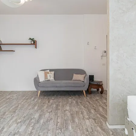 Italianway - Giovio 15 * Milan