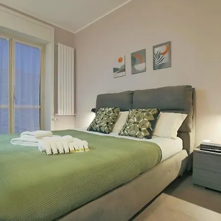 Wide & Bright 2 Bedroom Flat 50m From M4 Station Apartment