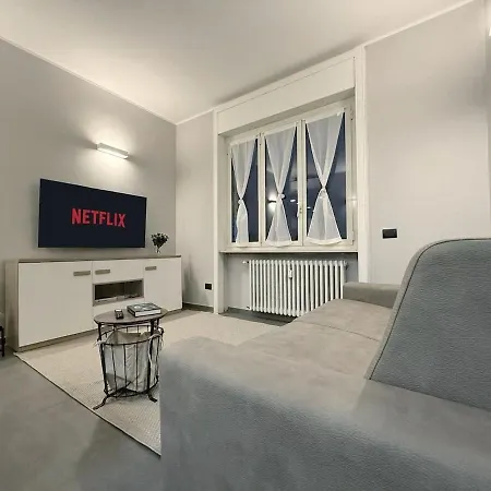 Wide & Bright 2 Bedroom Flat 50m From M4 Station *