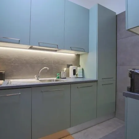 Wide & Bright 2 Bedroom Flat 50m From M4 Station