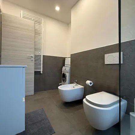 Wide & Bright 2 Bedroom Flat 50m From M4 Station