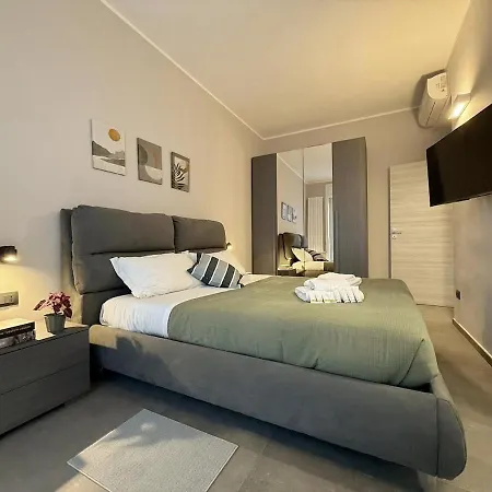 Apartment Wide & Bright 2 Bedroom Flat 50m From M4 Station Milan