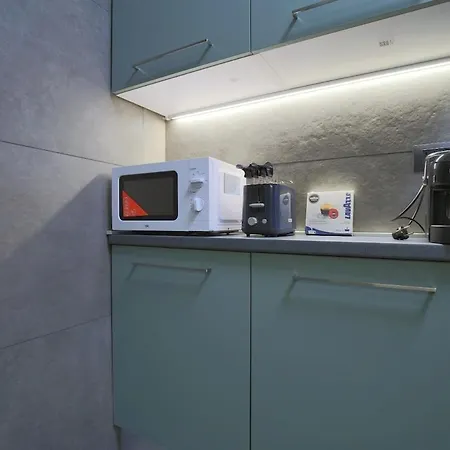 Wide & Bright 2 Bedroom Flat 50m From M4 Station *