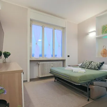 Wide & Bright 2 Bedroom Flat 50m From M4 Station Apartment *