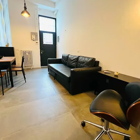3 In Navigli Center Close To The Metro With Parking Apartment
