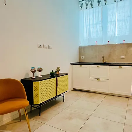 3 In Navigli Center Close To The Metro With Parking Apartment