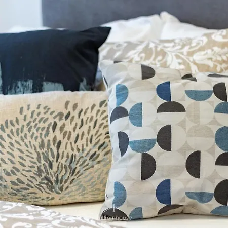 Spacious 4-bed 2-bath, 3 Min Walk To M1 Bande Nere شقة *