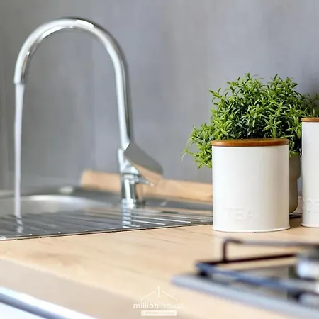 Spacious 4-bed 2-bath, 3 Min Walk To M1 Bande Nere Apartmán *