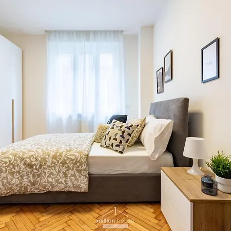 Spacious 4-bed 2-bath, 3 Min Walk To M1 Bande Nere Appartement