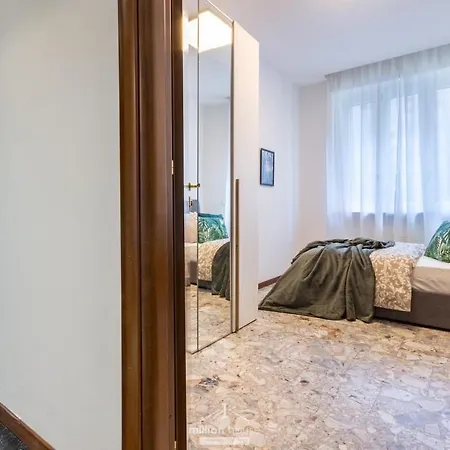 Appartement Spacious 4-bed 2-bath, 3 Min Walk To M1 Bande Nere *