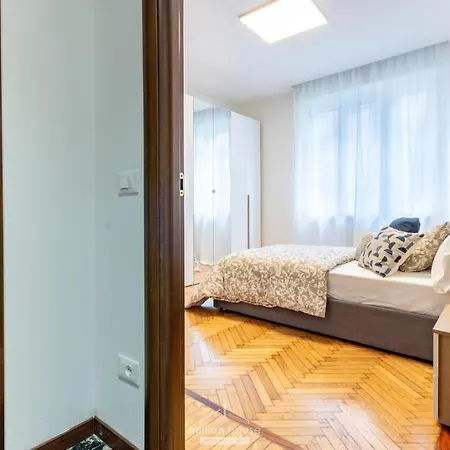 Spacious 4-bed 2-bath, 3 Min Walk To M1 Bande Nere ميلان