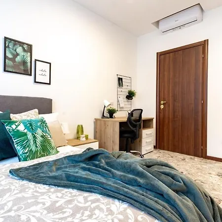 Spacious 4-bed 2-bath, 3 Min Walk To M1 Bande Nere شقة