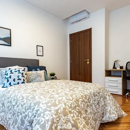 Spacious 4-bed 2-bath, 3 Min Walk To M1 Bande Nere Apartmán