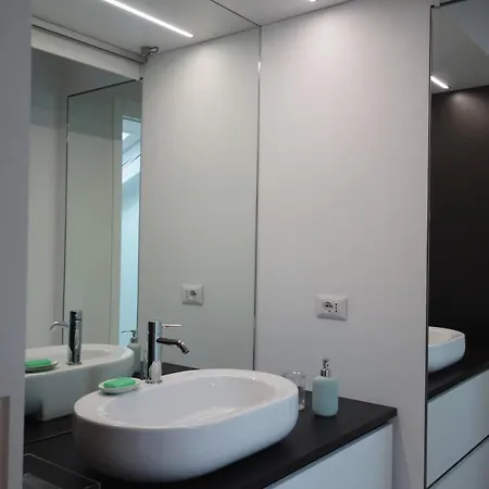 Charming On The Roofs Of Navigli Апартаменты *