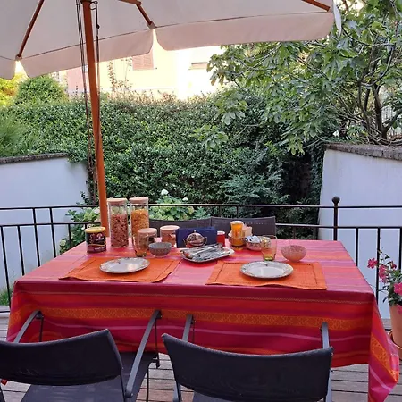 Casa Mari - Free Secure Parking, Breakfast, Private Bathroom, Wifi, Garden, Aircon, 5 Min Walk To Metro And Train Station Alojamento de Acomodação e Pequeno-almoço 4*