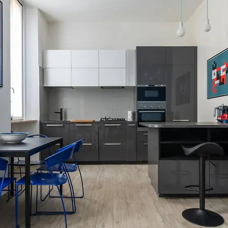 In Piazza A Isola Milano