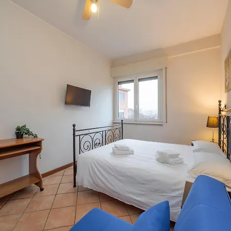 I Host - Muratori 54 * Milán