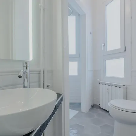 Lägenhet Easytopstay - New And Functional Near The Metro