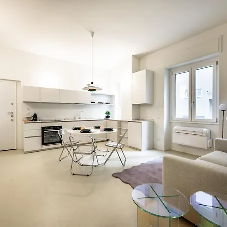 Design And Silence - Wide Renovated 2 Stops Form * ميلان