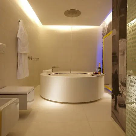 Town House Street Otel *
