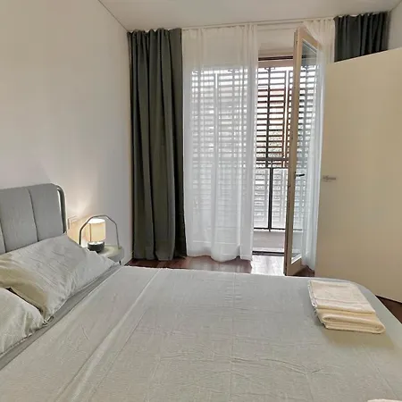 Giax Tower Premium Modern Milanese Flat With Gym Pool View & Box Apartment *