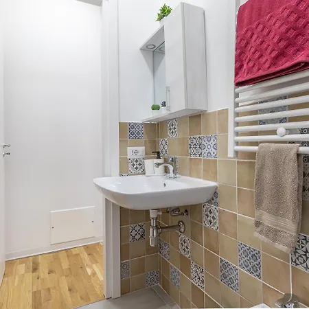 - Parking Nearby And Free Wifi Apartment