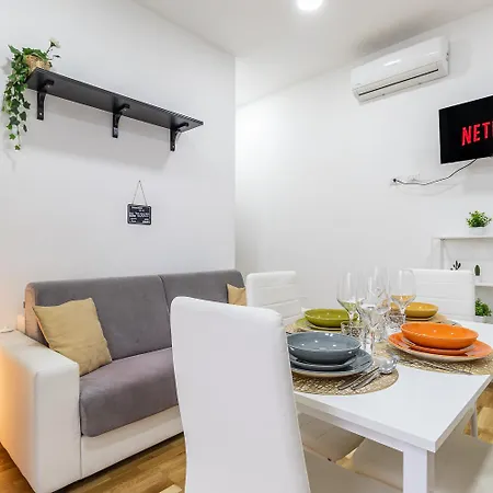 - Parking Nearby And Free Wifi Apartment