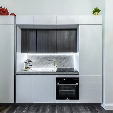 Apartment Station, Luxury & Modern With Comfort! *