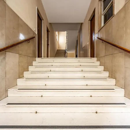 Apartment Design And Silence - Wide Renovated 2 Stops Form
