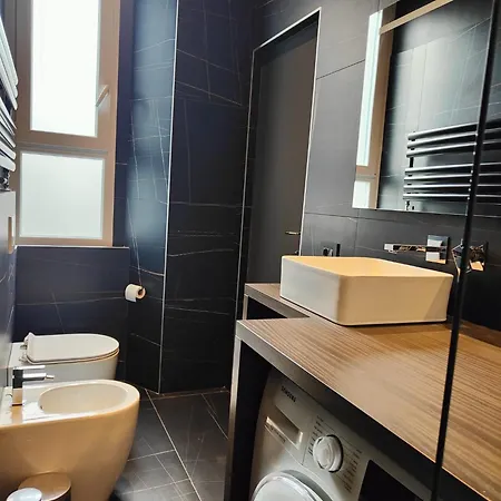 9 Guests 2 Together 2 And 3 Floor With, 4 Bedrooms, 4 Baths In Downtown With Ac, Wifi And Subway M1 M2 Airport Connected Milán