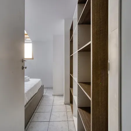 Cozy One Bedroom Close 2 Public Transportation Apartment