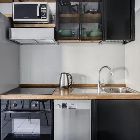 Cozy One Bedroom Close 2 Public Transportation *