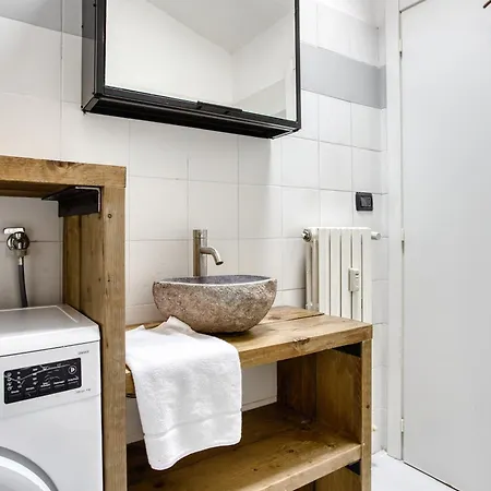Cozy One Bedroom Close 2 Public Transportation Apartment