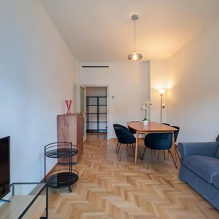 Apartment Station 3 Bedrooms & 2 Bathrooms - B