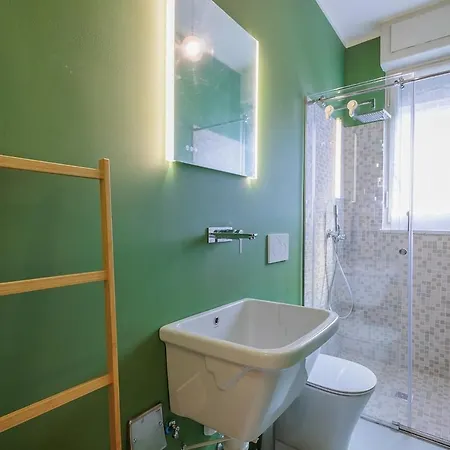 Station 3 Bedrooms & 2 Bathrooms - B 아파트