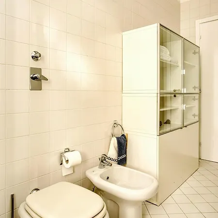Elegant One-bedroom In Porta Romana Apartament Mediolan