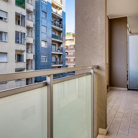 Elegant One-bedroom In Porta Romana Mediolan