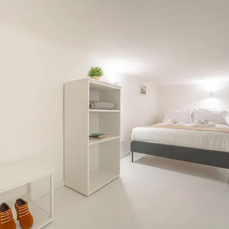 Apartment Metro Yellow