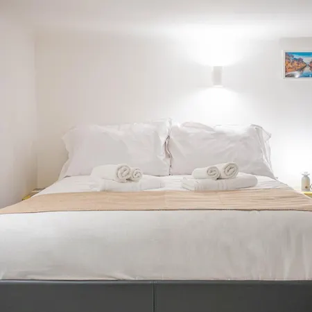 Apartment Metro Yellow *