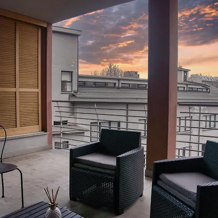 Cozy And Charming 2-bedroom In Isola With Big Terrace Appartement Milaan