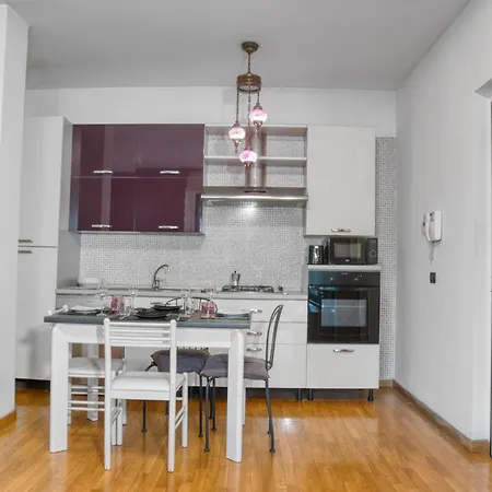 Appartement Cozy And Charming 2-bedroom In Isola With Big Terrace Milaan