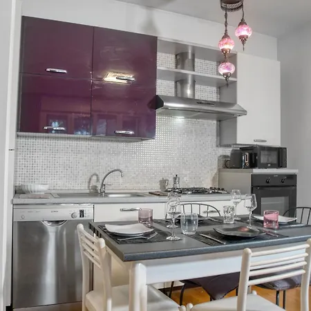 Cozy And Charming 2-bedroom In Isola With Big Terrace * Milaan