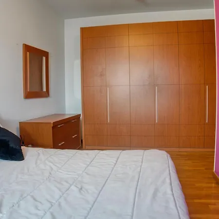 Appartement Cozy And Charming 2-bedroom In Isola With Big Terrace Milaan