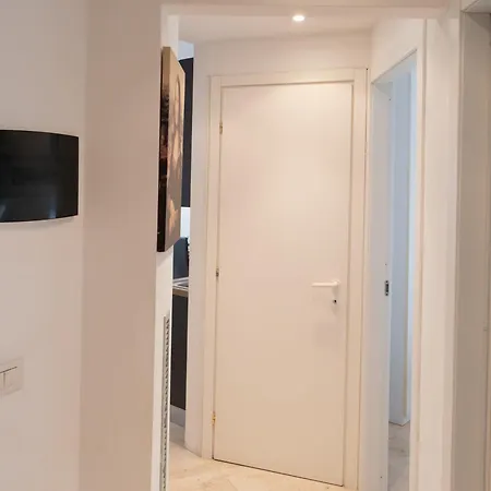 Prestige Boutique Homes - Duomo 1 アパート ミラノ