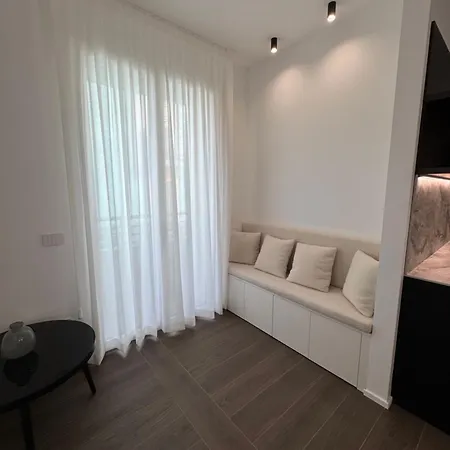 White House Con Posti Auto * Mediolan