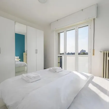 Easy Parking - 5 Min To Metro - Balcony - Quiet * Milan