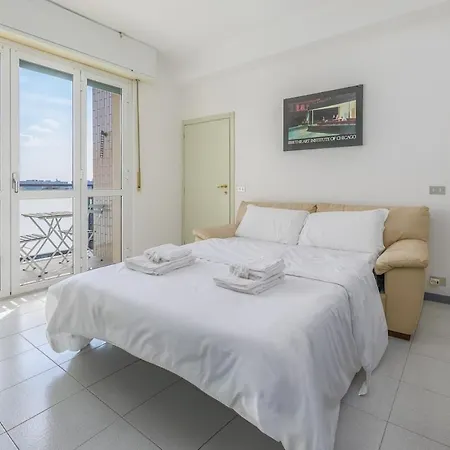 Easy Parking - 5 Min To Metro - Balcony - Quiet