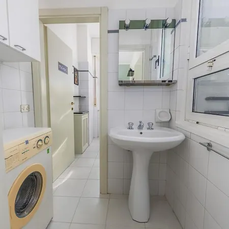 Easy Parking - 5 Min To Metro - Balcony - Quiet