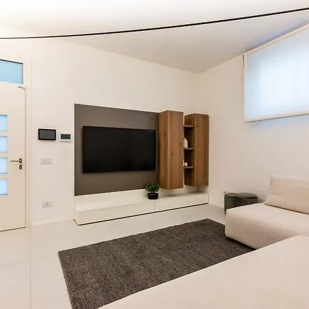 White House Con Posti Auto Apartment Milan