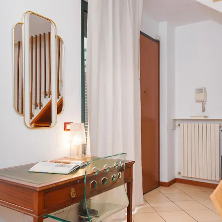 Apartment Keys Of Italy - Salutati Stylish Bedroom Milan